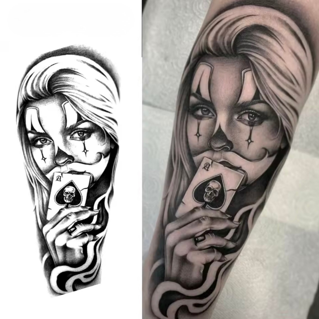 Frau mit Karten Tattoo