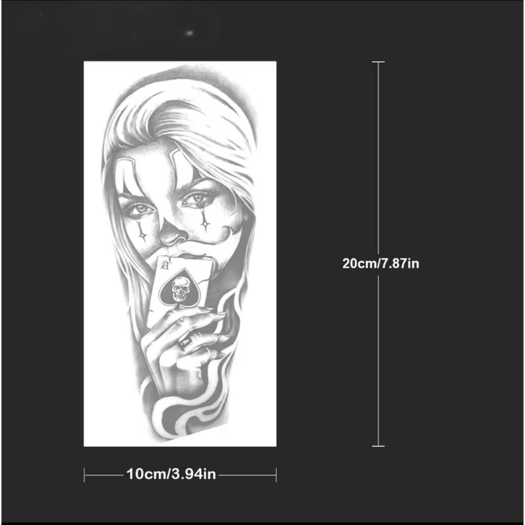 Frau mit Karten Tattoo